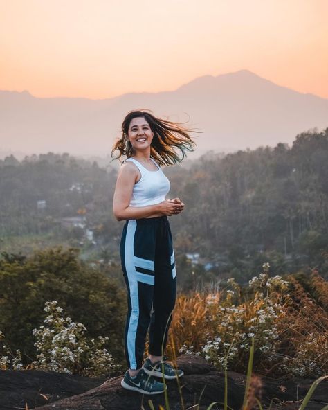 Such a beautiful sunset with the view of the Banasura peak in Wayanad! I did a little sunset hike last evening and I think spice plantations with sunset hikes are a must in this part of Kerala ☺️ Have you been to Kerala or is it on your list? . . #keralatourism #kerala #indiantravelblogger #indianyoutuber #indian #travelgirl #traveloutfits #tanyakhanijow #Wayanad #sunset #sunsetlovers #50mm #50mmphotography #southindiatrip #keralagram Travel Outfits Women, Kerala Trip, Kerala Travel, Gown Party Wear, The Marvels, Trip Outfits, Photoshoot Themes, Photoshoot Concept, Women Photography Poses