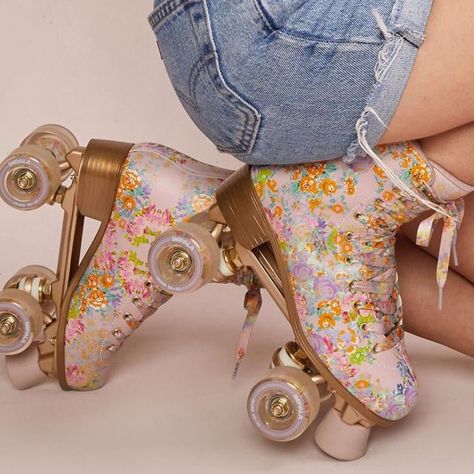 These 12 Roller Skates Are Cute Enough to Convince Me (a Major Klutz!) to Wheel It Out Best Roller Skates, Retro Roller Skates, Quad Roller Skates, Roller Skate Shoes, Roller Shoes, Roller Disco, Quad Skates, Roller Skaters, Roller Girl