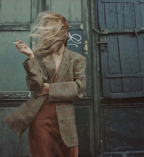 Marta Bevacqua, Fashion Photography School, Wow Photo, Mode Editorials, Creative Fashion Photography, Blowing In The Wind, Photographie Portrait Inspiration, Street Portrait, Foto Tips