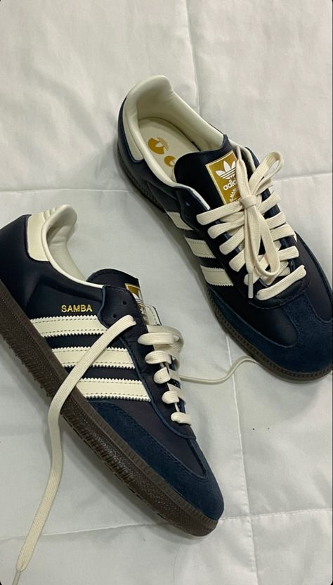 Adidas samba Night Navy / Cream Looks Adidas, Adidas Samba Outfit, Samba Outfit, Dr Shoes, Shoe Wishlist, Hype Shoes, Aesthetic Shoes, Shoe Inspo, Swag Shoes