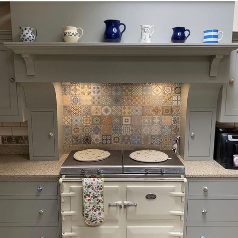 Range Splashback Ideas, Cottage Kitchen Splashback, Cottage Splashback Ideas, Country Tiles Kitchen, Range Cooker Splashback Ideas, Country Kitchen Splashback, Range Cooker Tiled Splashback, Aga Splashback Ideas, Aga Kitchen Ideas