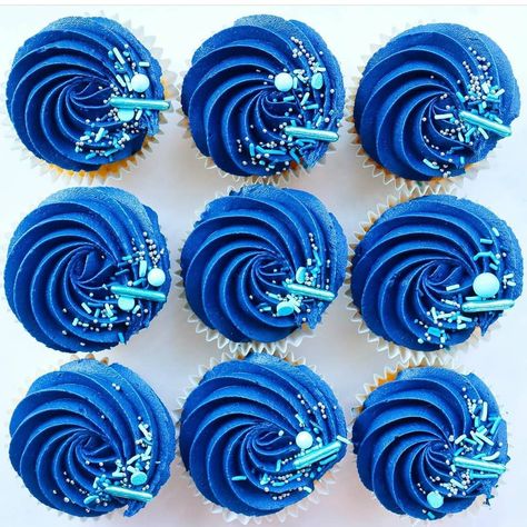 Royal Blue Cupcakes, Blue Wedding Cupcakes, Cupcake Icing Designs, Royal Cupcakes, Royal Blue Cake, Paris Themed Cakes, Birthday Cupcakes Boy, Cupcakes For Men, Blue Birthday Cakes