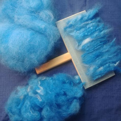 Hard Crafts, Bushcraft Skills, Diy Wool, Drop Spindle, Pet Brush, Spinning Yarn, Dog Brushing, Spinning Fiber, Yarn Thread