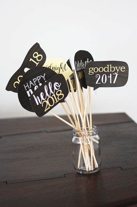 New Year Photo Booth Ideas, New Years Party Decorations Diy, Diy New Year Decorations, Nee Year Decoration, Nee Years Eve Decorations, New Years Party Photo Booth, New Year Diy Decorations, New Years Diy Decorations, New Year Decorations Ideas Diy