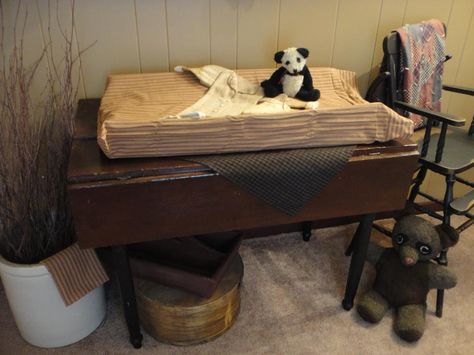 Such a great idea for a primitive nursery! Primitive Nursery, Primitive Home, Kids Ideas, Grandma And Grandpa, Baby's Room, Baby Design, Country Farmhouse, Pallet Table, Diy Kitchen