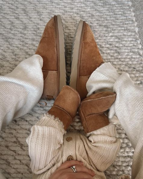 Baby uggs, matching uggs, baby ugg outfit, uggs outfit, matching outfit, baby outfit matching, twinning, twins Baby Uggs Outfit, Pregnancy Preparation, Baby Ugg Boots, Mommy Things, Mom Lifestyle, Apartment Dining, Baby Uggs, Outfit Matching, Uggs Outfit