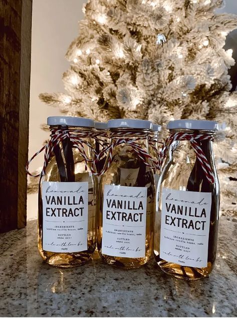 Homemade Vanilla Extract | Foodtalk Vanilla Extract Recipe, Homemade Vanilla Extract, Cadeau Parents, Homemade Holiday, Christmas Baskets, Homemade Vanilla, Cute Christmas Gifts, Handmade Christmas Gifts, Homemade Christmas Gifts