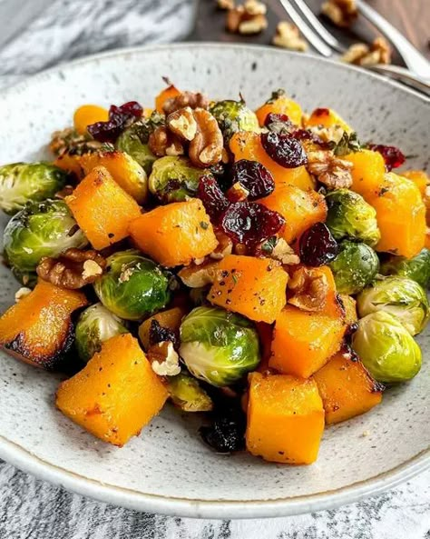 Butternut Squash and Brussels Sprouts - Miarecipes Thanksgiving Butternut Squash, Brussels Sprouts With Pecans, Butternut Squash And Brussels Sprouts, Thanksgiving Recipes Side Dishes Veggies, Thanksgiving Side Dishes Healthy, Best Thanksgiving Side Dishes, Thanksgiving Food Sides, Healthy Thanksgiving, Thanksgiving Recipes Side Dishes