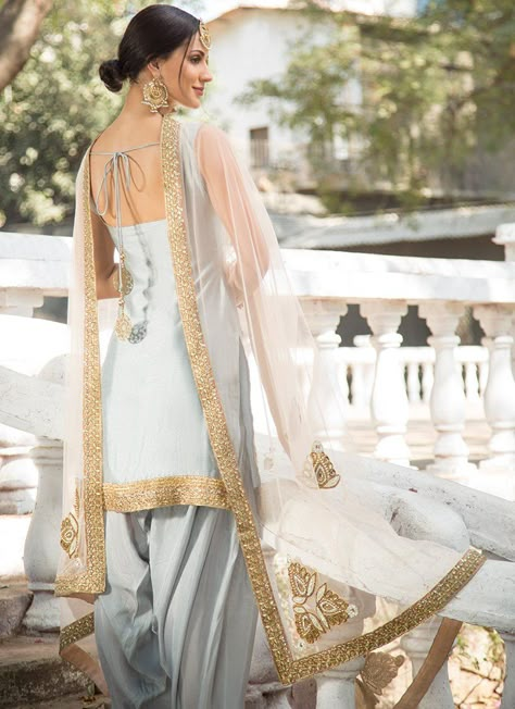 Light Grey and Pink Embroidered Punjabi Suit features a dhupioni silk kameez, santoon bottom and embroidered net dupatta. Handwork embellishments are present on this style. Suits Color Combinations, Indian Suits Punjabi, Simple Indian Suits, Punjabi Suits Party Wear, Patiala Suit Designs, Salwar Suits Party Wear, Suits Punjabi, Punjabi Salwar, Indian Outfits Lehenga