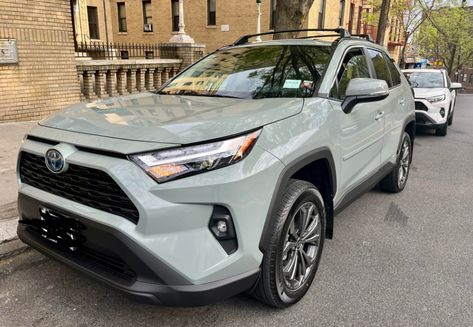 RAV4 LE VS XLE: In Depth Comparison - ToyotaRAV.com Toyota Rav4 2024, 17 Inch Wheels, Toyota Rav, Projector Headlights, Roof Rails, Led Projector, Gray Design, Keyless Entry, Backup Camera