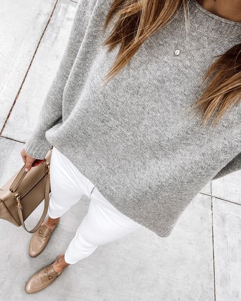 Mode Tips, White Jeans Outfit, Amy Jackson, Fashion Jackson, Jenni Kayne, Mode Casual, Fashion Blogger Style, Looks Street Style, Gray Sweater