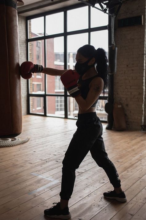 Kickboxing Women, Boxer Aesthetic, Kick Boxing Girl, Boxe Thai, Functional Workouts, Boxing Girl, Kickboxing Workout, Martial Arts Women, Sports Aesthetic