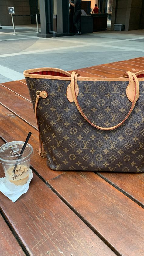 #lvbags #lv #fashion #handbags #totebags #mm #neverfull #lvneverfull #kitsune #cafekitsune #cafekitsunecoffee #coffee #icedcoffee #coffelatte #latte #louisvuitton Lv Neverfull Aesthetic, Louis Vuitton Neverfull Aesthetic, Lv Neverfull Bag, Neverfull Aesthetic, Lv Neverfull Mm Outfit, Neverfull Mm Outfit, Neverfull Louis Vuitton, Tas Lv, Everyday Bag Essentials