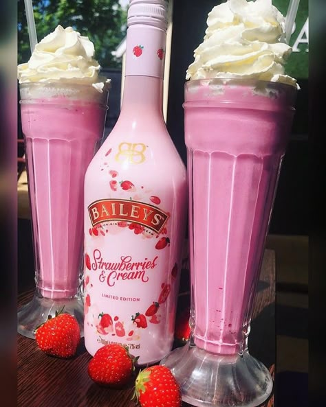 Valentines Meal Ideas, Pink Alcoholic Drinks, Valentines Meal, Pretty Alcoholic Drinks, Mixed Drinks Alcohol, Yummy Alcoholic Drinks, Pink Cocktails, Pink Drink, Alcohol Aesthetic