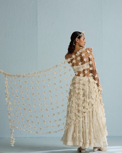 Moon dupatta is inspired by the traditional “phoolon ki chaddar”! Hundreds of white flowers are joined with pearls to create this valence that testifies our love for handmade🫶 Hope you like it as much as we loved making it. www.diariesofnomad.com #flowerdupatta #whiteflowers #diariesofnomad #phoolonkichaadar #handmadeflowers Flower Dupatta For Bride, Photos Recreate, Flower Dupatta, Marriage Design, Backless Blouse Designs, Backless Blouse, Princess Jasmine, Curly Hair Tips, Hair Tips