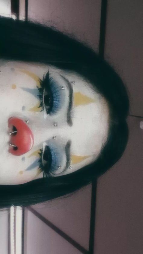 Cute Face Painting Aesthetic Easy, Clown Costume Hair Ideas, Easy Clown Makeup Ideas, Clown Makeup Scary Easy, Colorful Clown Makeup Halloween, Rave Clown Makeup, Red Halloween Eye Makeup, Clown Makeup White Face, Clown Inspo Makeup