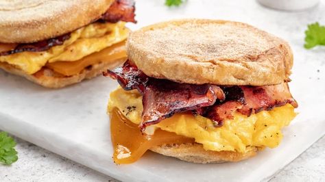 13 Things You Probably Never Thought To Do With English Muffins Bacon Egg And Cheese Sandwich, English Muffins Sandwich, Sandwich Hacks, Best Breakfast Sandwich, English Muffin Recipes, Egg And Cheese Sandwich, Bacon Egg And Cheese, Egg And Cheese, Sausage Patty