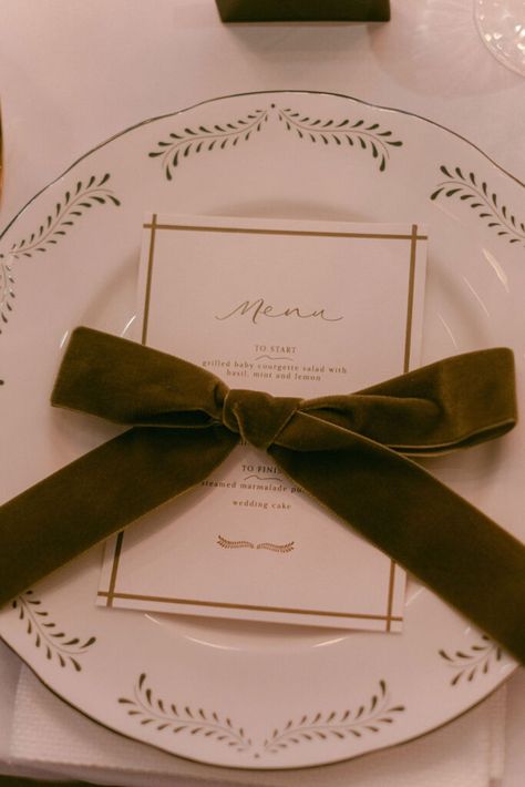 Candlelit Dinner Table Styling With Personalised Place Settings Green Christmas Dinner Table, Winter Place Settings, Christmas Dinner Table Aesthetic, Christmas Dinner Place Setting, Christmas Wedding Table Settings, Dinner Table Styling, Christmas Dinner Setting, Simple Table Centerpieces, Candlelight Wedding