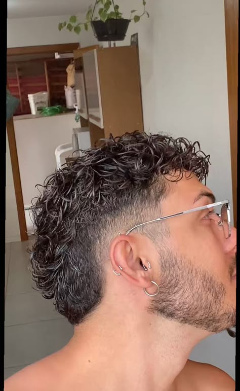 Curly Hairstyle Men Medium, Medium Length Curly Hairstyles Men, Mullet Hairstyle Mens Wavy, Italian Haircut Men, Haircuts For Curly Hair Natural Curls Men, Short Hairstyles For Men Curly Hair, Wavy Hair Fade, Mullet Styles Men, Curly Drop Fade