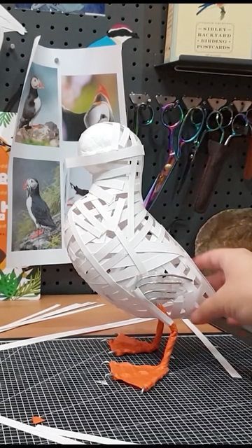 Paper Bird, Paper Art Sculpture, Paper Craft Videos, Method Man, Cardboard Sculpture, Astuces Diy, Easy Paper Crafts Diy, Paper Birds, Handmade Paper Crafts