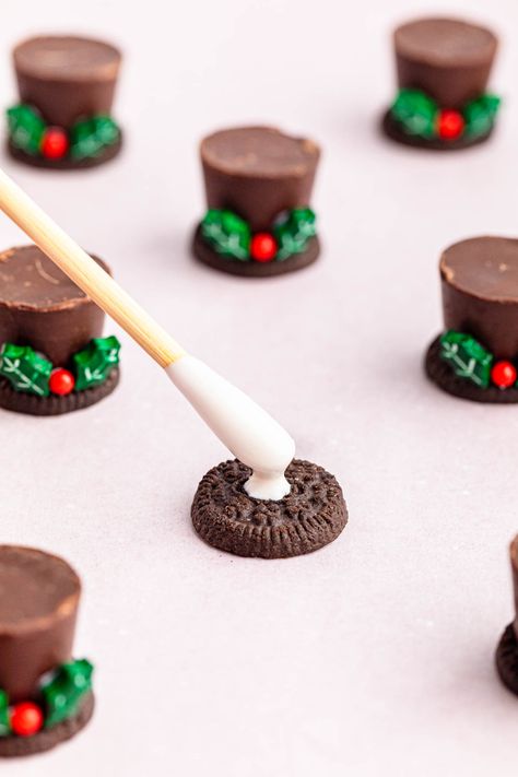 These adorable Oreo Snowman Balls will add a fun and festive touch to your next holiday party. They're delicious, no-bake treats that are almost as fun to make as they are to eat. Snowman Oreo Balls, Oreo Snowman, Xmas Recipes, Easy Christmas Treats, Oreo Balls, Fun Money, Snowman Cookies, Christmas Foods, Candy Recipes Homemade