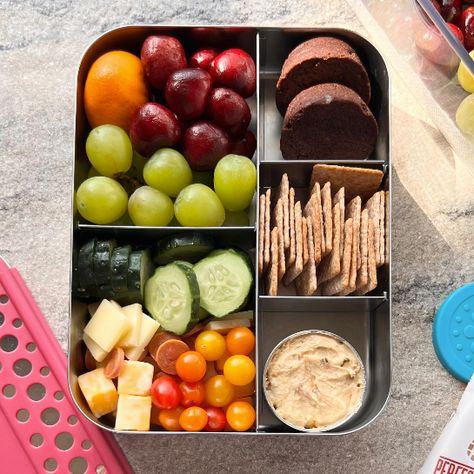 ROAD TRIP SNACKS✨ The final days of summer call for some adventure! Pack a snack pack filled with tasty variety in the Cinco - 25% off NOW!  📸 @lunchboxmafia Field Trip Snacks Ideas, Snack For Road Trip, Snack Box Aesthetic, Snack Box Ideas, Daycare Meals, Snack Boxes Healthy, Trip Snacks, School Lunch Recipes, Adventure Pack