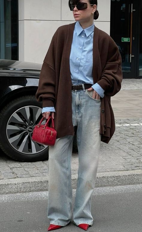 Loose Shirt Outfit, Oxford Shirt Outfit, Europe Winter Fashion, Trousers Street Style, Trend Jeans, Blue Oxford Shirt, Sporty Chic Style, Trendy Fall Fashion, Smart Casual Women