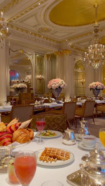 Plaza Hotel New York Room, The Plaza Hotel Nyc Room, Plaza Hotel Aesthetic, Four Seasons Paris, Plaza Hotel New York, Nyc Breakfast, The Plaza Hotel Nyc, Nyc Rooms, Plaza Athenee