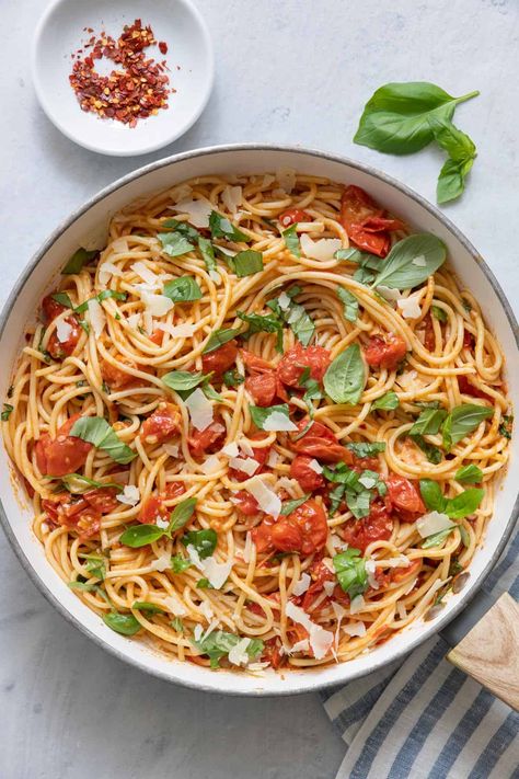 Pasta With Cherry Tomatoes, Amazing Pasta, Summer Pasta Dishes, Cherry Tomato Recipes, Clean Mama, Cherry Tomato Pasta, Easy Pasta Dishes, Vegan Pasta Recipes, Lemon Pasta