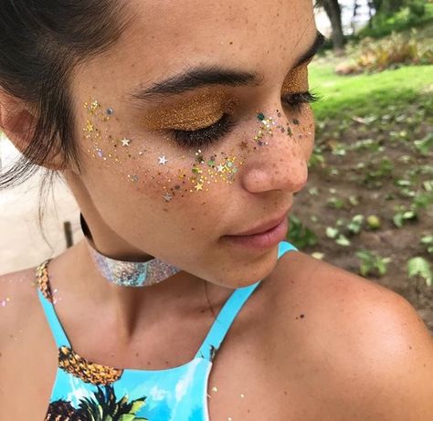 @purpurine Glitter No Rosto, Glitter Face Makeup, Glitter Carnaval, Festival Makeup Rave, Festival Make Up, Festival Makeup Glitter, Festival Face, Glitter Rosa, Festival Glitter