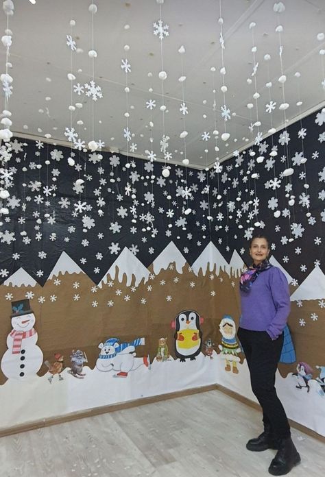 Snow Decorations Classroom, New Year Kindergarten Decoration, Christmas Preschool Classroom Decor, Snowman Garland Diy, Christmas Theme Classroom Decorations, Let It Snow Decorations, Winter Classroom Doors Ideas, Christmas Decor Preschool Classroom, Winter Wonderland Decorations For School Hallway