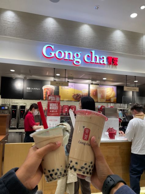 Gong Cha Milk Tea, Kawaii Drinks, Boba Aesthetic, Gong Cha, Bubble Tea Boba, Boba Drink, Korean Snacks, Candy Drinks, Bubble Milk Tea