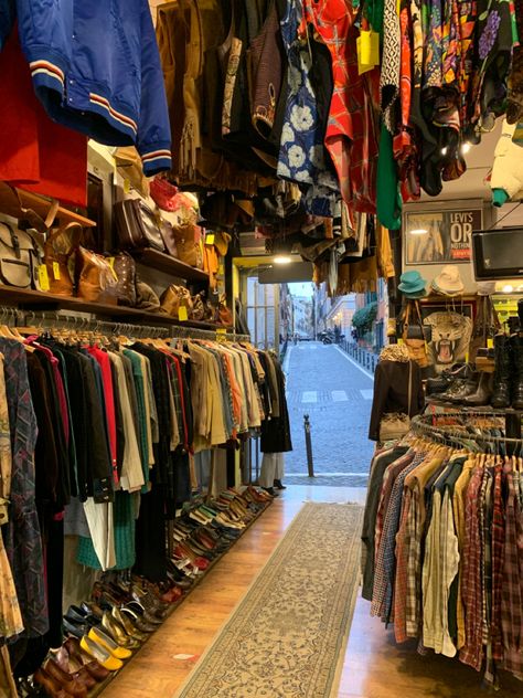 Thrift Market, Vintage Bizarre, Store Photoshoot, Thrift Aesthetic, Dream Boutique, Vintage Thrift Stores, Clothing Display, Hand Style, Vintage Menswear