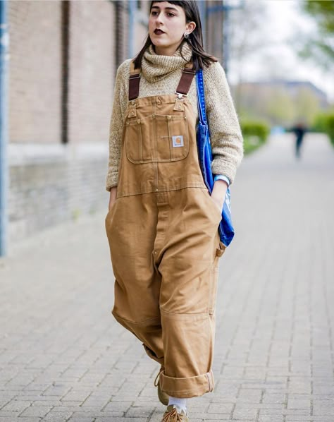 Carhartt Overalls Outfit Aesthetic, How To Style Carhartt Overalls, Carhartt Coveralls Women, Carhartt Women Outfits Bib Overalls, Carhartt Outfit Women, Carhartt Overalls Women Outfit, Dungarees Outfit Women, Farmer Outfit Women, Outfit Salopette