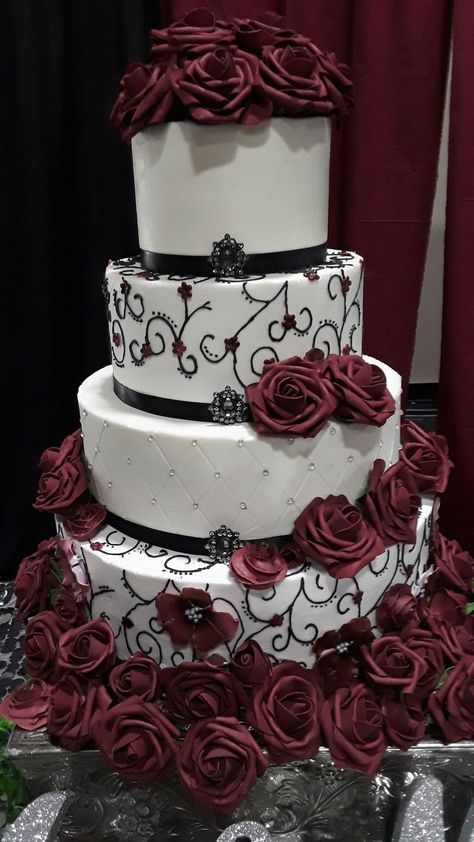 Vampire Quinceanera Dress, Quinceanera Cakes Black, Vintage Gothic Wedding Cake, Quinceanera Cakes Burgundy, Vampire Wedding Cake, Gothic Wedding Cake Simple, Horror Wedding Cake, Gothic Wedding Food, Gothic Wedding Cake Ideas