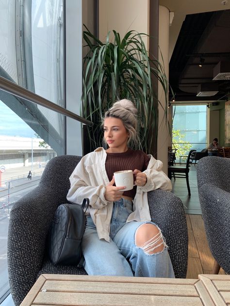 Starbucks Outfit Aesthetic, Starbucks Poses, Poses At Starbucks, Pose With Starbucks Coffee, Starbucks Selfie Instagram, Starbucks Outfit, Starbucks Reserve, Autumn Outfit, The Girl Who