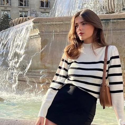 Femme Fatale on Instagram: "French style 🖤 @heloise.guillet" Old Money Fashion, Money Fashion, Style Parisienne, Parisienne Chic, Professional Outfits Women, Estilo Preppy, Paris Outfits, Trendy Fall Outfits, Cute Fall Outfits