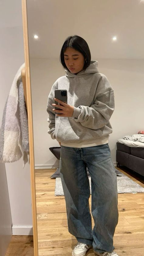 Mom Jeans And Jacket Outfit, Baggy Skater Jeans Outfit, Outfits W Hoodies, Thrifted Baggy Outfits, Baggy Oversized Jeans, Outfits Ideas With Hoodies, Baggy Jeans Autumn Outfit, Lightwash Baggy Jeans Outfit, Outfit Ideas Oversized Hoodie