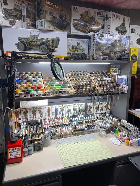 Hobby Room Ideas For Men, Hobby Desk Ideas, Model Painting Station, Model Building Workspace, Warhammer Hobby Room, Warhammer Hobby Desk, Warhammer Workstation, Warhammer Setup, Warhammer Desk