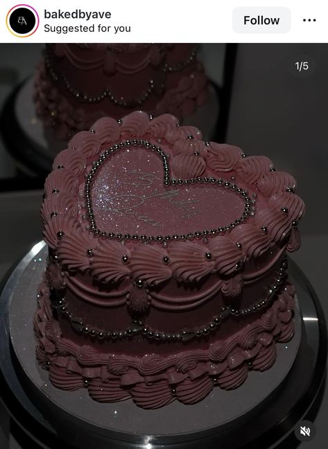 Hot Pink And Black Birthday Cake, Baddie Cake, 25th Bday, 17th Birthday Ideas, Sweet 16 Birthday Cake, Heart Cakes, 16 Birthday Cake, Pink Birthday Cakes, Cake Pricing