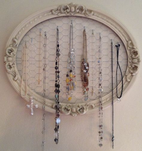 Make a necklace holder from chicken wire stretched behind antique oval picture frame Homemade Necklace, Diy Necklace Holder, Jewelry Cleaner Diy, Jewerly Organizer, Homemade Necklaces, Diy Necklace Making, Oval Picture Frames, Diy Xmas Gifts, Necklace Organizer