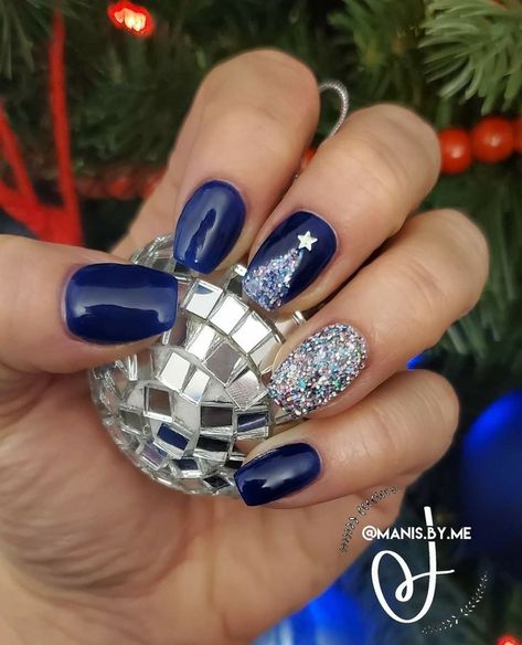 December Nails Blue And Silver, Navy Christmas Nail Designs, Short Blue Holiday Nails, Blue Christmas Nails 2023, Navy Xmas Nails, Navy Blue Christmas Nails Winter, Blue Festive Nails, Blue And Red Christmas Nails, Silver And Blue Christmas Nails