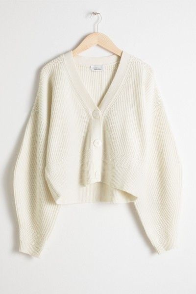 Chunky Cream Cardigan, Cute White Cardigan, Cream Cropped Cardigan Outfit, Cute Cardigans Outfits, White Cardigan Aesthetic, How To Style A White Cardigan, Cropped Cardigan Outfit Aesthetic, White Cropped Cardigan Outfit, White Cardigan Outfit Aesthetic