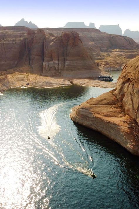 Lake Powell, on the Utah-Arizona border, is a man-made lake from the Glen Canyon Dam. It features clear waters and red cliffs, ideal for nature lovers. Previously home to Anasazi and Paiute Indians, it became popular after the dam's 1956 construction. Consider a houseboat vacation to enjoy serene waters, explore canyons, and visit Rainbow Bridge National Monument. Check our website to learn more- utahguide.com/lakes_and_rivers/lake-powell #lakepowell #glencanyon #rainbowbridge #nationalparks Houseboat Vacation, Glen Canyon Dam, Glen Canyon, Lake Powell, Houseboat, Nature Lovers, Monument, Lake