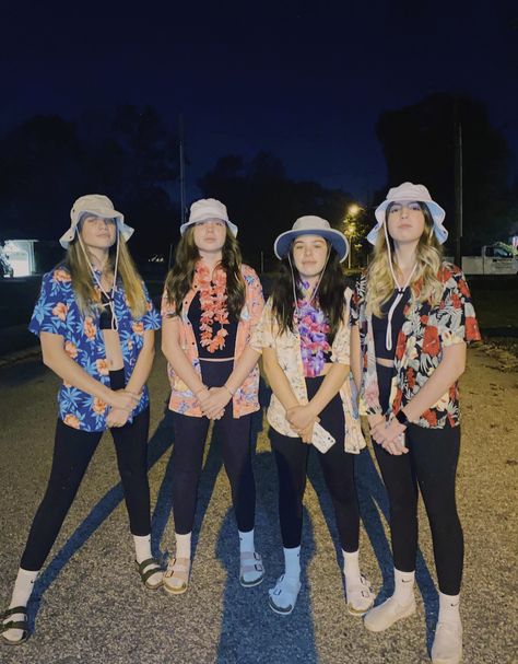 Group Twinning Outfits, Funny Tourist Outfit, Tourist Hairstyles Spirit Week, Tropical Dance Outfit, Vacation Spirit Week Outfit, Cute Tourist Outfits Spirit Week, Tourists Outfits Spirit Week, Tropical Day Outfits Spirit Week, Hawaiin Day Outfits For School