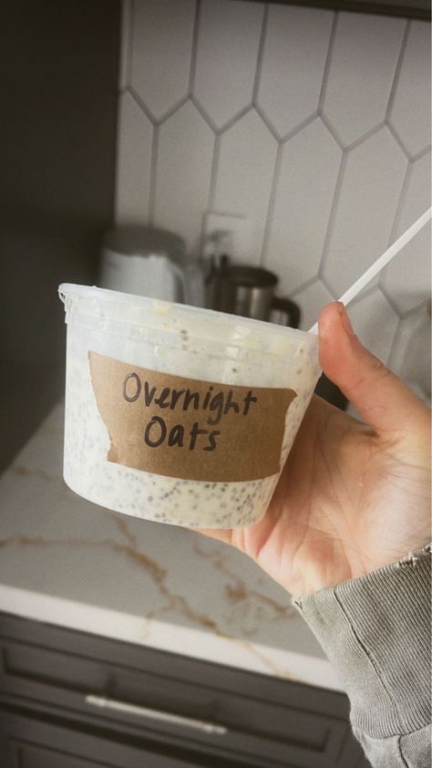 erewhon inspired overnight oats - cassidyeats Pumpkin Seeds Cinnamon, High Protein Overnight Oats, Protein Overnight Oats, 20g Protein, Plant Milk, Overnight Oats Recipe, Vanilla Yogurt, Overnight Oats, Healthy Snacks Recipes