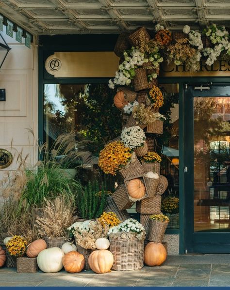 Fall Store Displays, Autumn Window Display, Fall Windows, Window Display Retail, Lights For Christmas, Decoration Vitrine, Fall Decor Inspiration, Autumn Display, Fall Arrangements