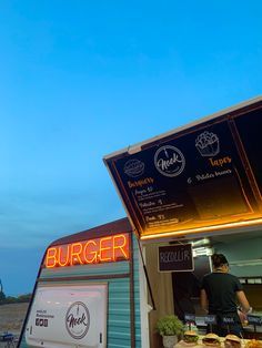 Burger Truck Street Food, Burger Van Wedding, Burger Shop Aesthetic, Food Trucks Aesthetic, Burger Aesthetic Wallpaper, Aesthetic Food Truck, Food Truck Aesthetic, Burger Wallpaper, Burger Food Truck