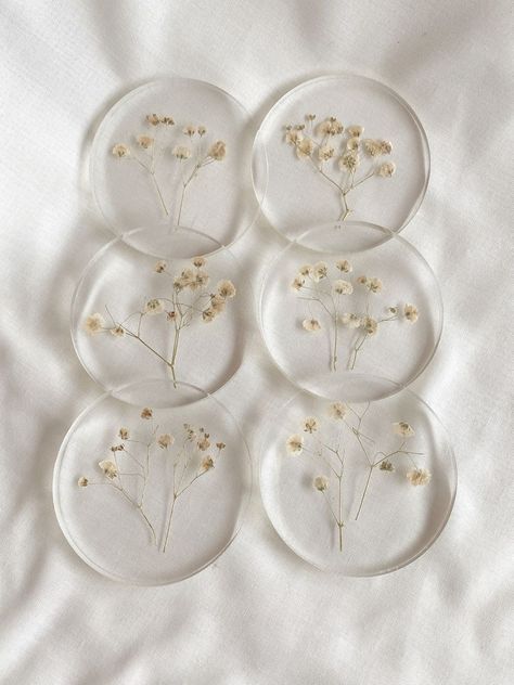 Cool Coasters, Diy Resin Projects, Resin Art Painting, Calligraphy Art Print, Art Decor Diy, Painting Glassware, How To Wrap Flowers, Resin Coasters, Resin Artwork