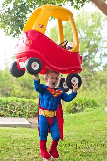 You know you are Superman when you are a kid and can lift a car.  See more fun Halloween costumes and party ideas at one-stop-party-ideas.com Superman Photoshoot, Funny Superman, Superhero Photoshoot, Children Poses, Superman Costume, Superman Costumes, Boy Photo Shoot, Birthday Picture, Birthday Kids